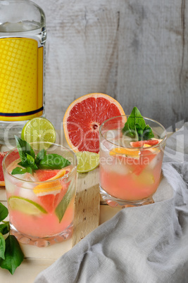 cocktail of gin and grapefruit