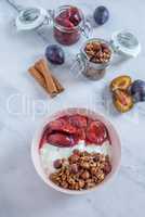 Joghurt mit Müsli und Pfaumen Kompott