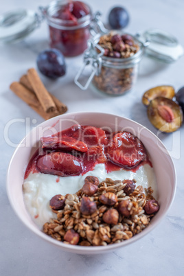 Joghurt mit Müsli und Pfaumen Kompott