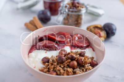 Joghurt mit Müsli und Pfaumen Kompott