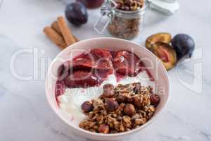 Joghurt mit Müsli und Pfaumen Kompott