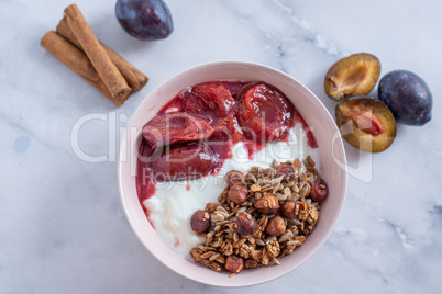 Joghurt mit Müsli und Pfaumen Kompott