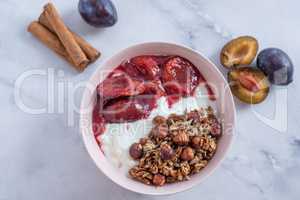 Joghurt mit Müsli und Pfaumen Kompott