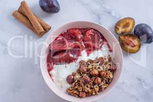 Joghurt mit Müsli und Pfaumen Kompott