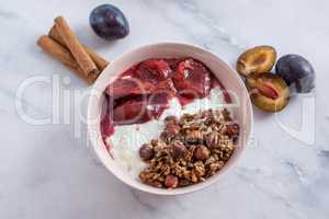 Joghurt mit Müsli und Pfaumen Kompott