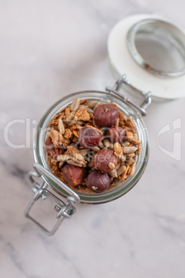 Joghurt mit Müsli und Pfaumen Kompott