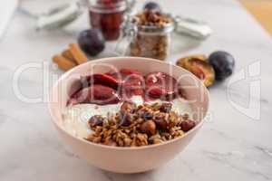 Joghurt mit Müsli und Pfaumen Kompott