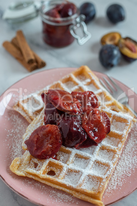 Waffeln mit Zwetschgenröster