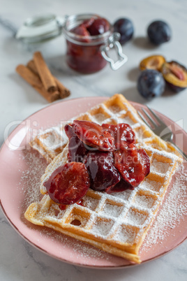 Waffeln mit Zwetschgenröster