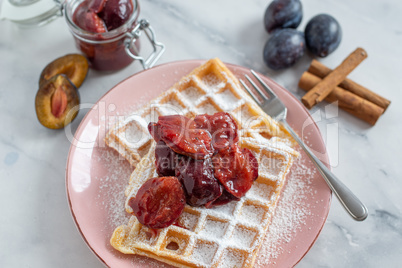 Waffeln mit Zwetschgenröster