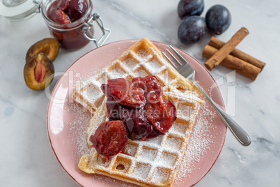 Waffeln mit Zwetschgenröster