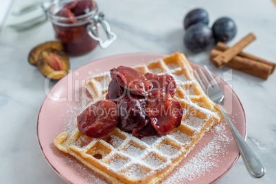 Waffeln mit Zwetschgenröster