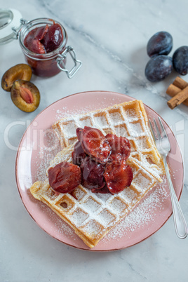 Waffeln mit Zwetschgenröster