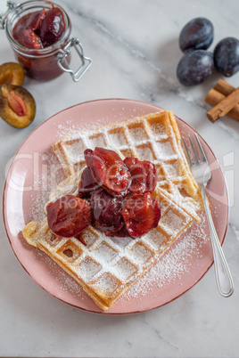 Waffeln mit Zwetschgenröster