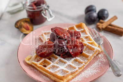 Waffeln mit Zwetschgenröster