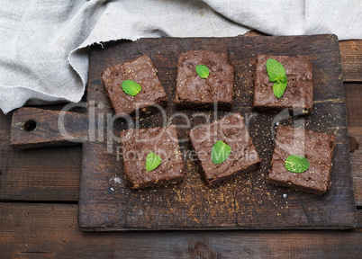 baked square pieces of brownie brownie pie