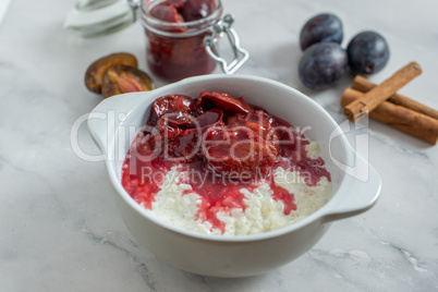 Joghurt mit Müsli und Pfaumen Kompott