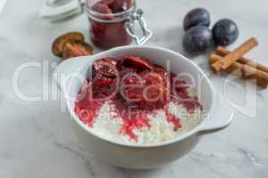 Joghurt mit Müsli und Pfaumen Kompott