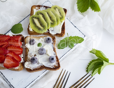 French toasts with cottage cheese, strawberries, kiwi