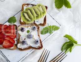 French toasts with cottage cheese, strawberries, kiwi