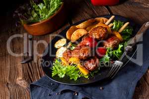 Meatballs skewers of tomato, paprika and baked potato quarters