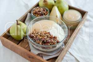 Joghurt mit Birnen und Müsli