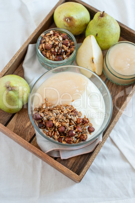 Joghurt mit Birnen und Müsli