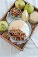 Joghurt mit Birnen und Müsli