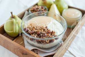 Joghurt mit Birnen und Müsli