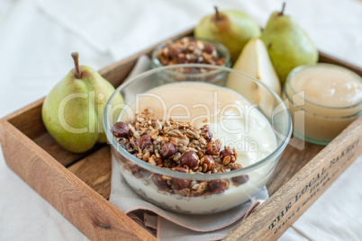 Joghurt mit Birnen und Müsli