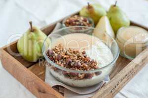 Joghurt mit Birnen und Müsli