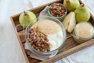 Joghurt mit Birnen und Müsli