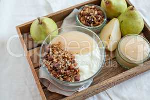 Joghurt mit Birnen und Müsli