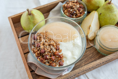 Joghurt mit Birnen und Müsli