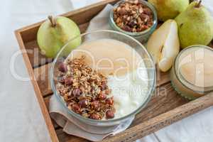 Joghurt mit Birnen und Müsli