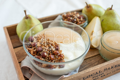 Joghurt mit Birnen und Müsli