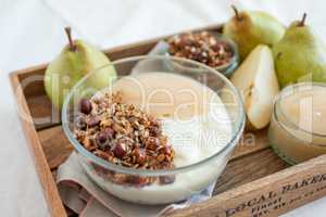 Joghurt mit Birnen und Müsli