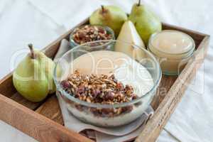 Joghurt mit Birnen und Müsli