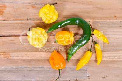 verschiedene scharfe Chilisorten auf einem Holzbrett Peperoni