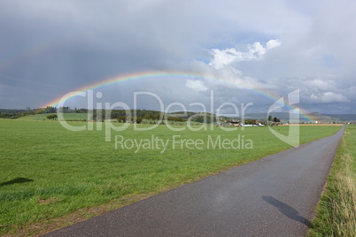 Regenbogen über dem Land