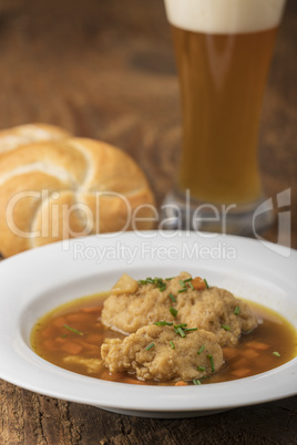 Bayerischen Griesnockerlsuppe in einen Teller