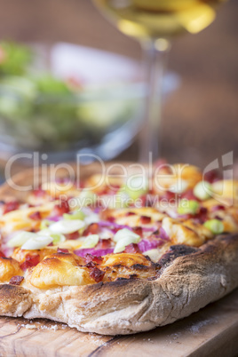 hausgemachte französische Flammkuchen mit Wein