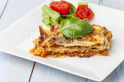 frische italienische Lasagne auf dem Teller