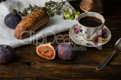 Light coffee break with bun and few ripe figs.
