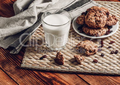 Milk with Oatmeal Cookies