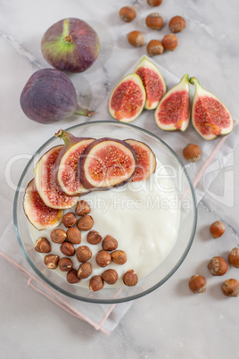 Joghurt mit Feigen und Beeren