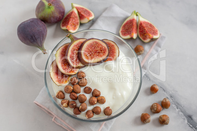 Joghurt mit Feigen und Beeren