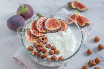 Joghurt mit Feigen und Beeren