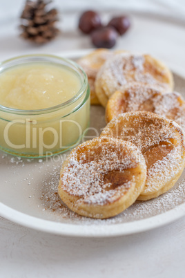 Pancakes mit Birnenmus