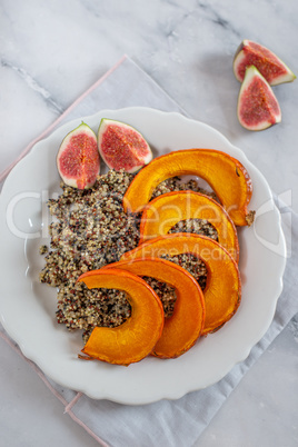 Quinoa mit Feigen und Kürbis